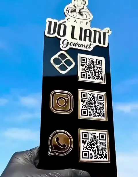 Placa de acrílico preta com a logo de um café e três QR Codes, para Pix, Instagram e WhatsApp